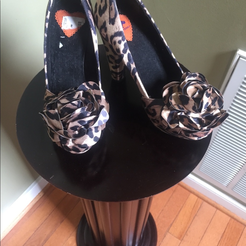 Rocket Dog Leopard print stack heel size 6 1/2
